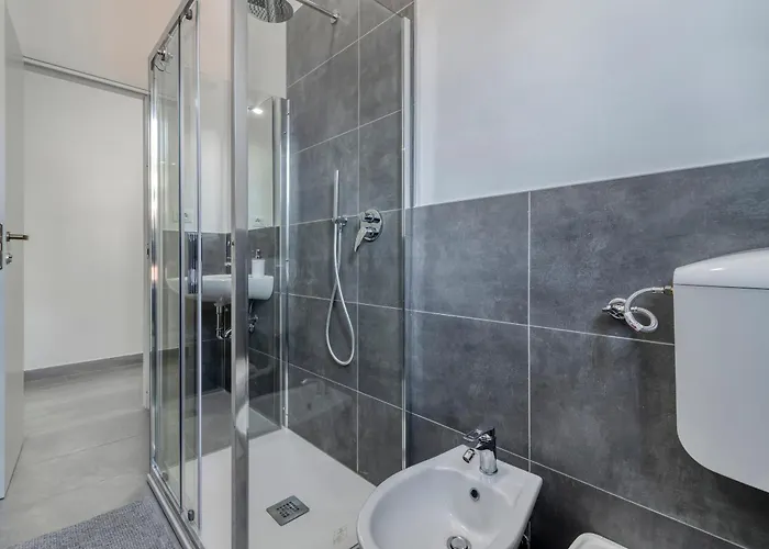 B&B Civico 233 - Stanza Privata Parcheggio Colazione Bagni Condivisi *